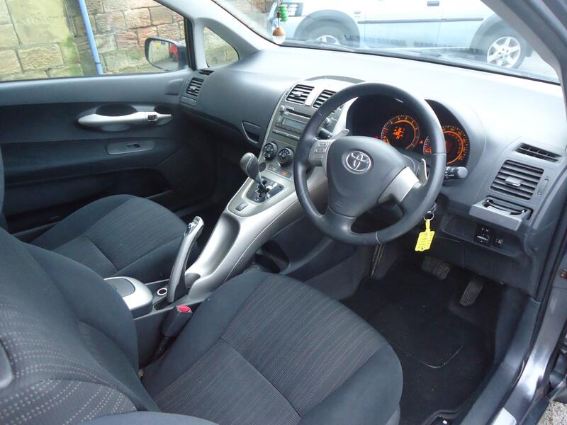 TOYOTA AURIS