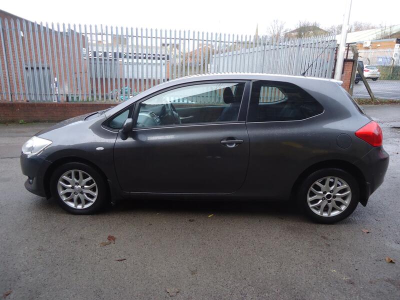 TOYOTA AURIS