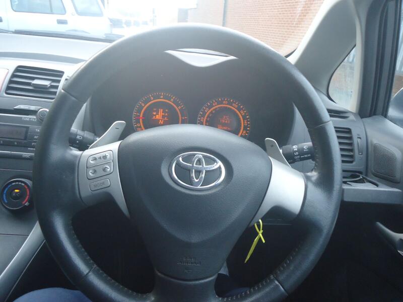 TOYOTA AURIS